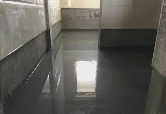 雷竞技APP我家卫生间装修师傅正在瓷砖墙留一排空认为是偷工后知大有效(图1)